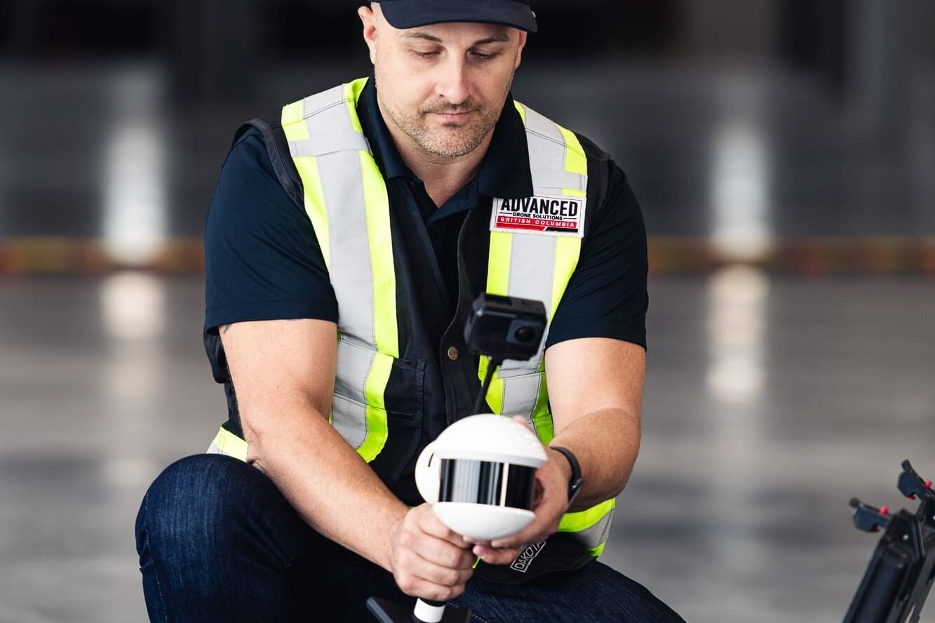 _BAP6562 Technician with lidar equipment in an empty warehouse