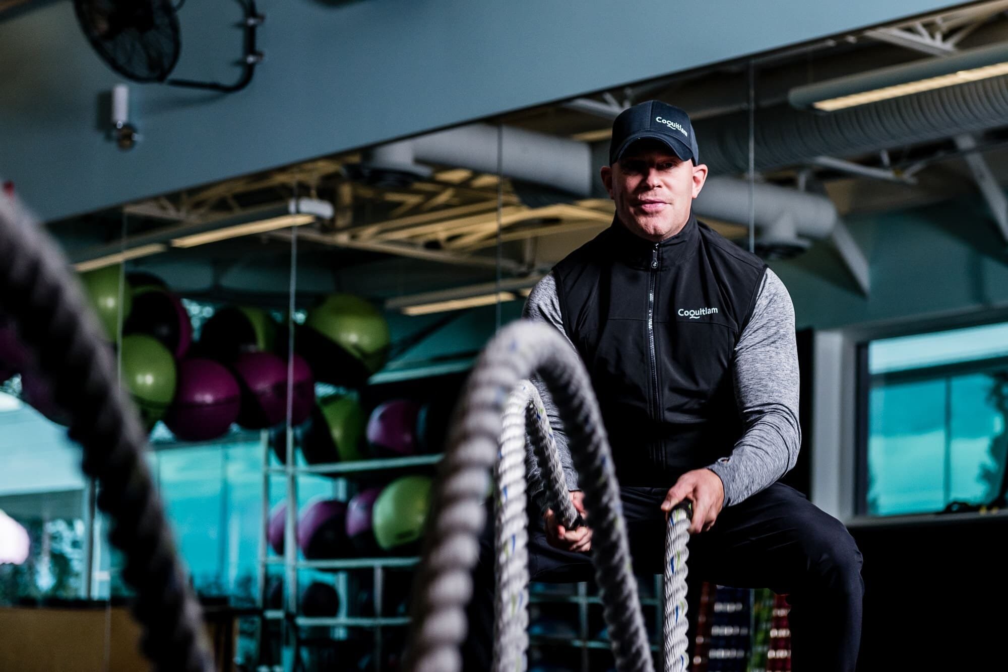 BAP_9205 Man exercising with battle ropes at gym