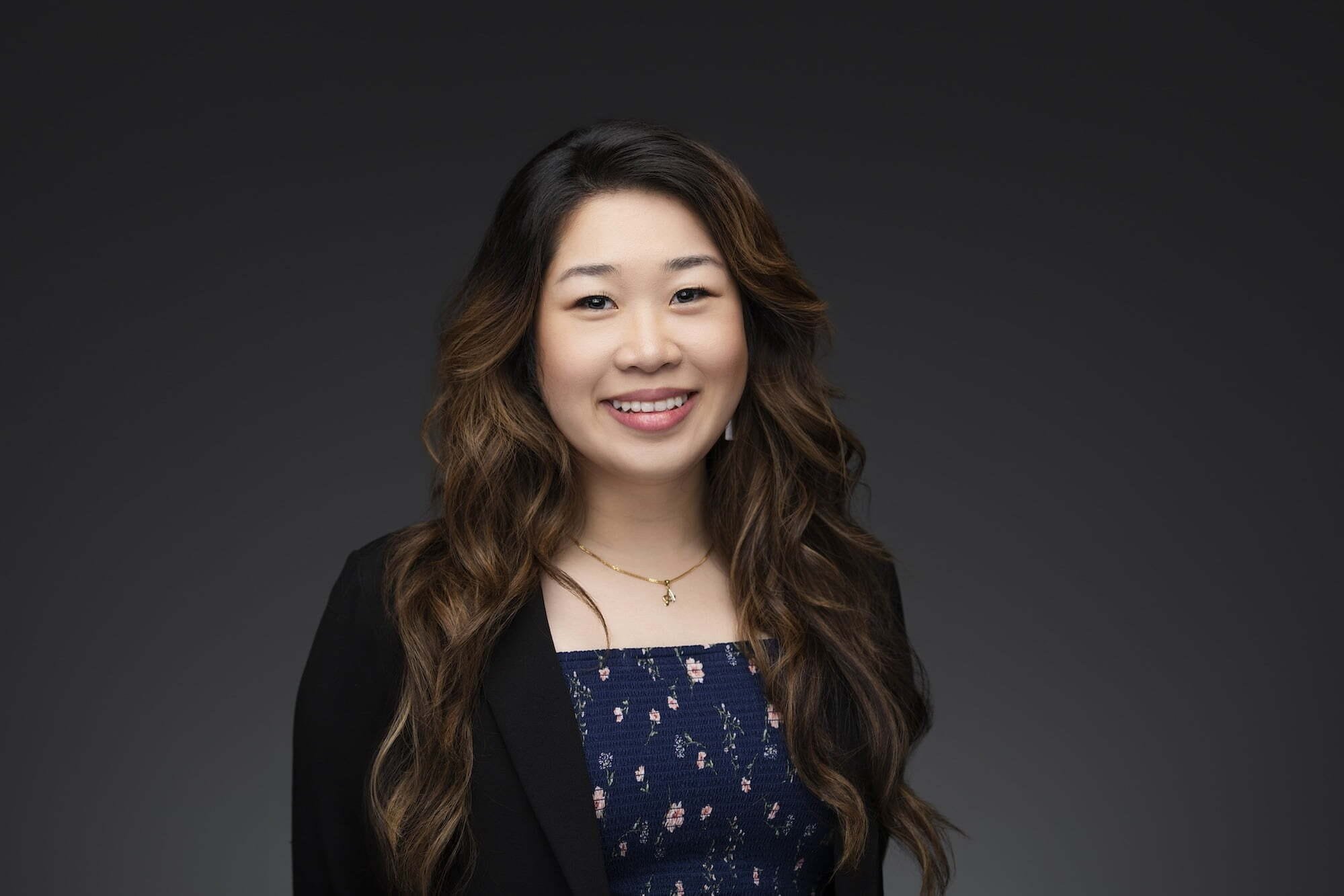 Lim_Anna_lisa_001-0946--retouched Smiling woman with long wavy hair.