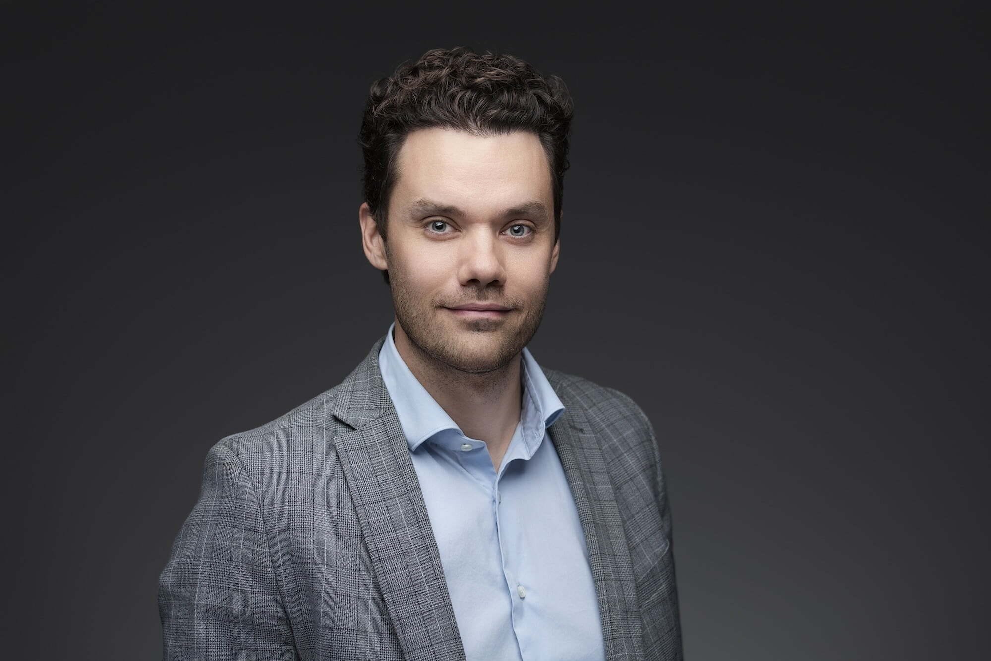 Sadler_David_929-0956--retouched Man in gray suit with blue shirt